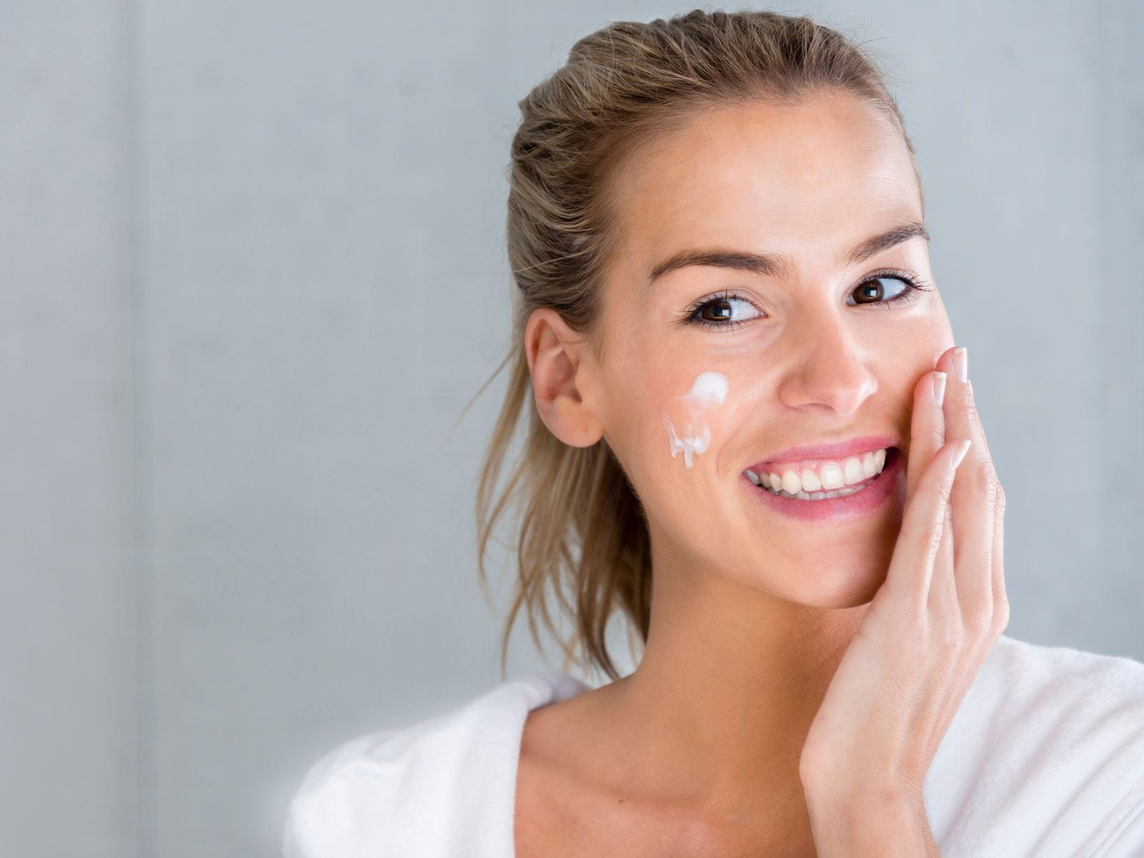 woman-using-moisturising-day-cream