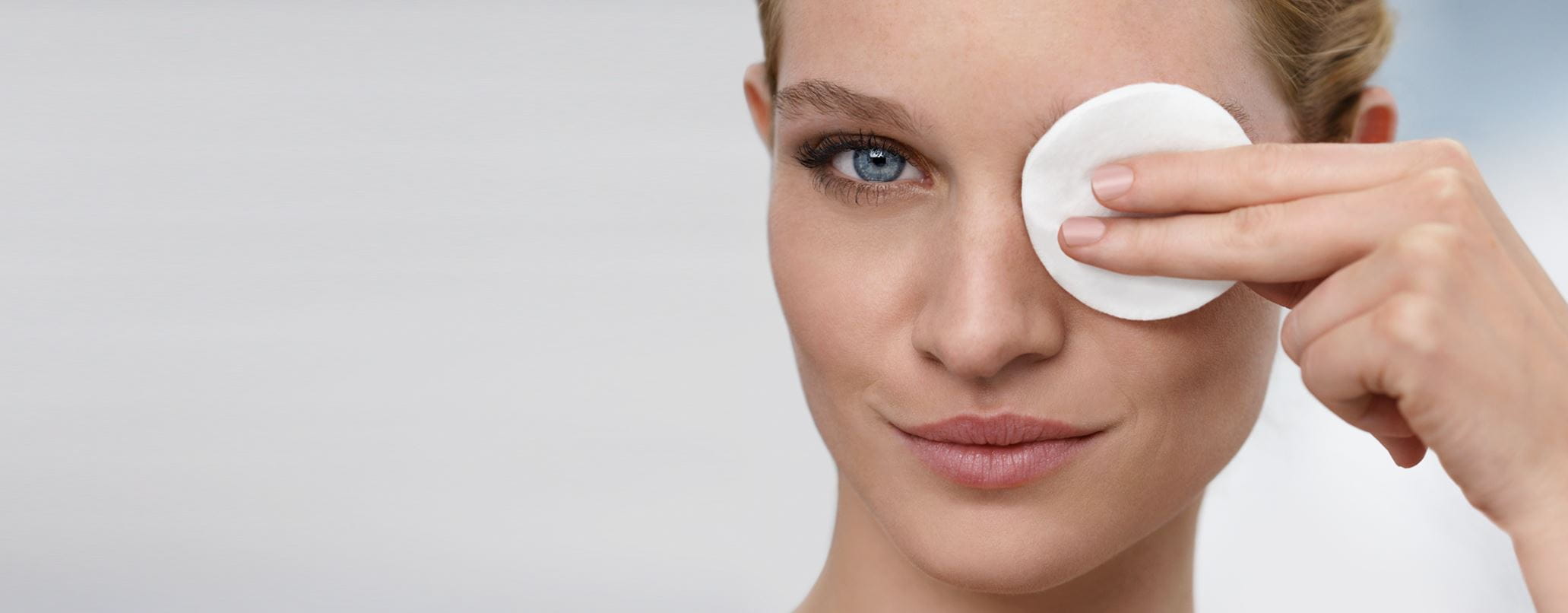 mulher a desmaquilhar os olhos