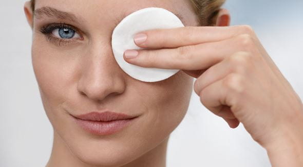 mulher a desmaquilhar os olhos