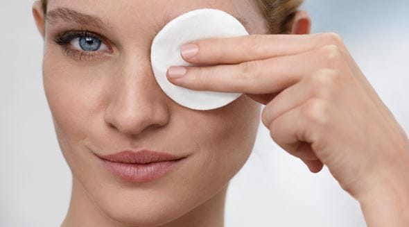 mulher a desmaquilhar os olhos