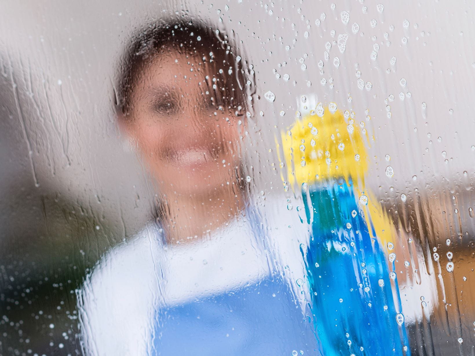 Mujer realizando tareas domésticas. NIVEA