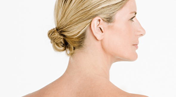 mulher de tronco nu de costas