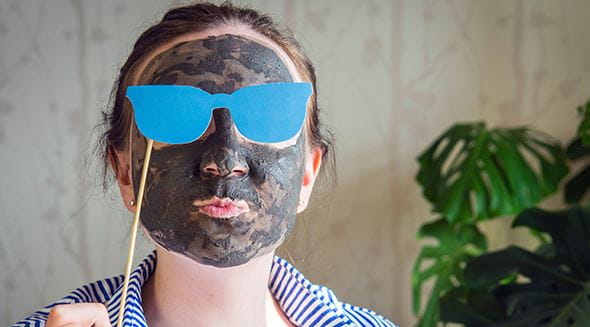 Mulher com mascara de carvão