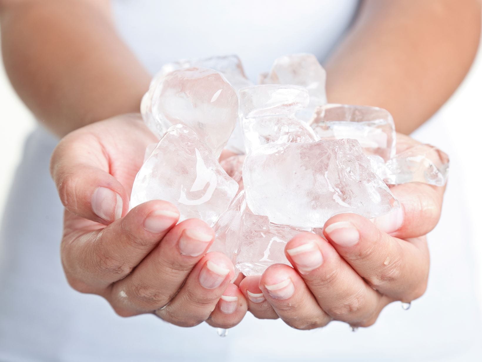 femme-tenant-des-cubes-de-glace-dans-ses-mains