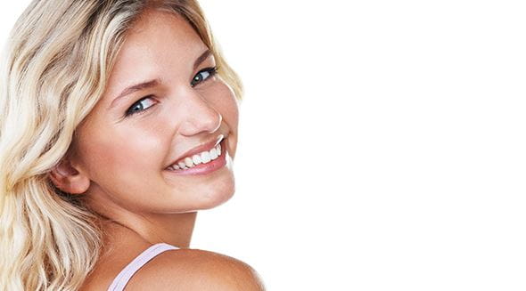 Rosto de mulher loura a sorrir