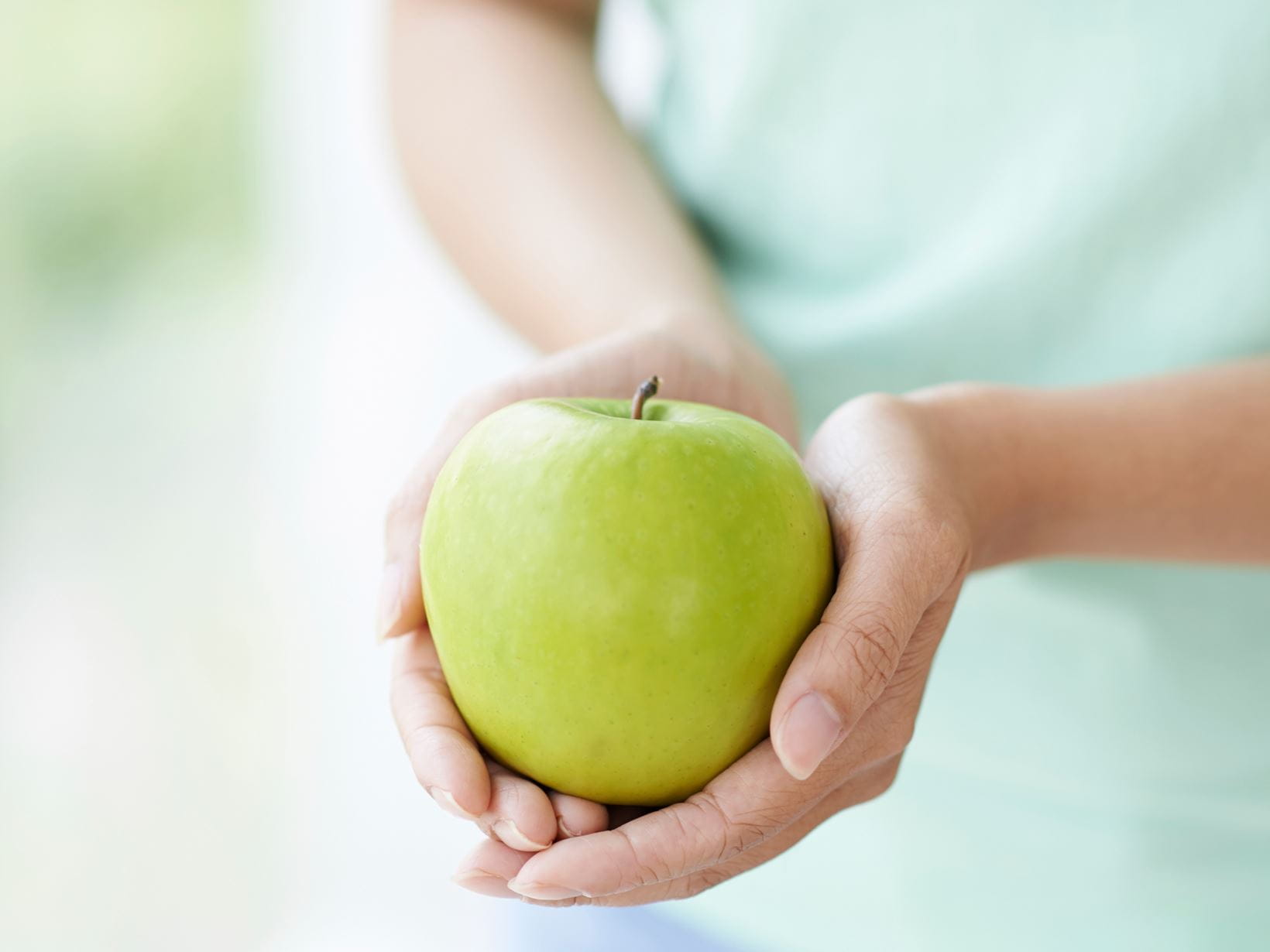 woman-hand-apple