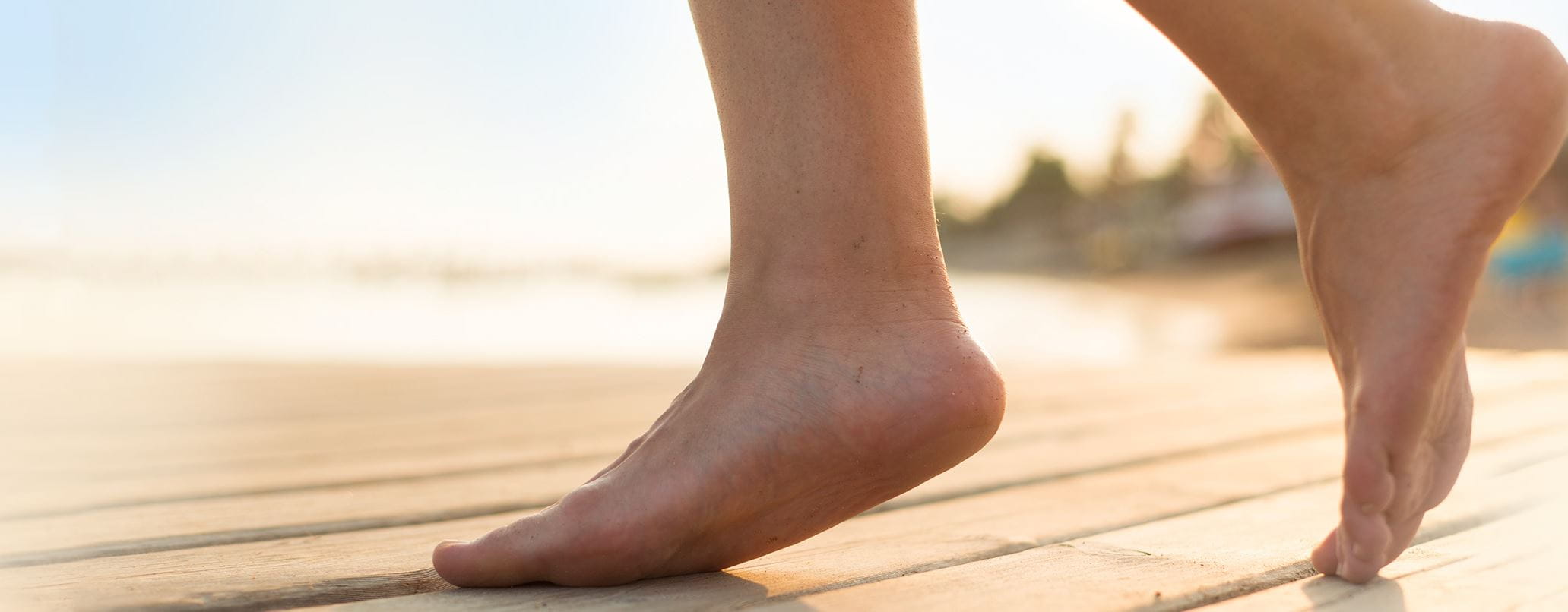 Pieds qui marchent vers plage
