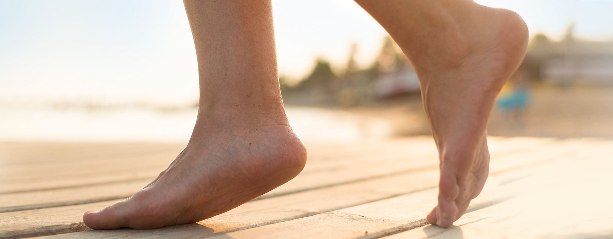 A caminhar. Plano pormenor de pés femininos