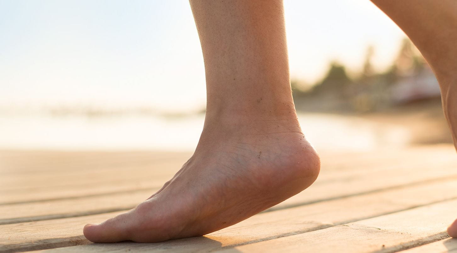 Blote voeten op houten plank