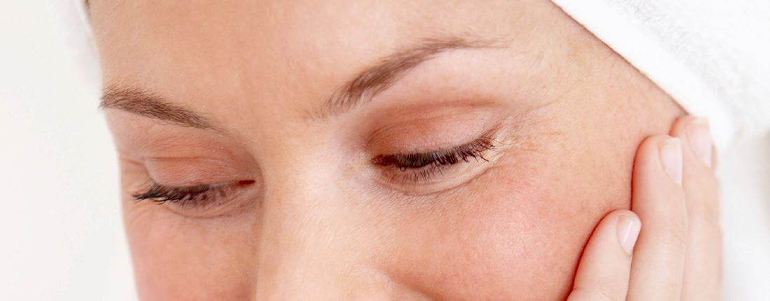 mulher a desmaquilhar os olhos
