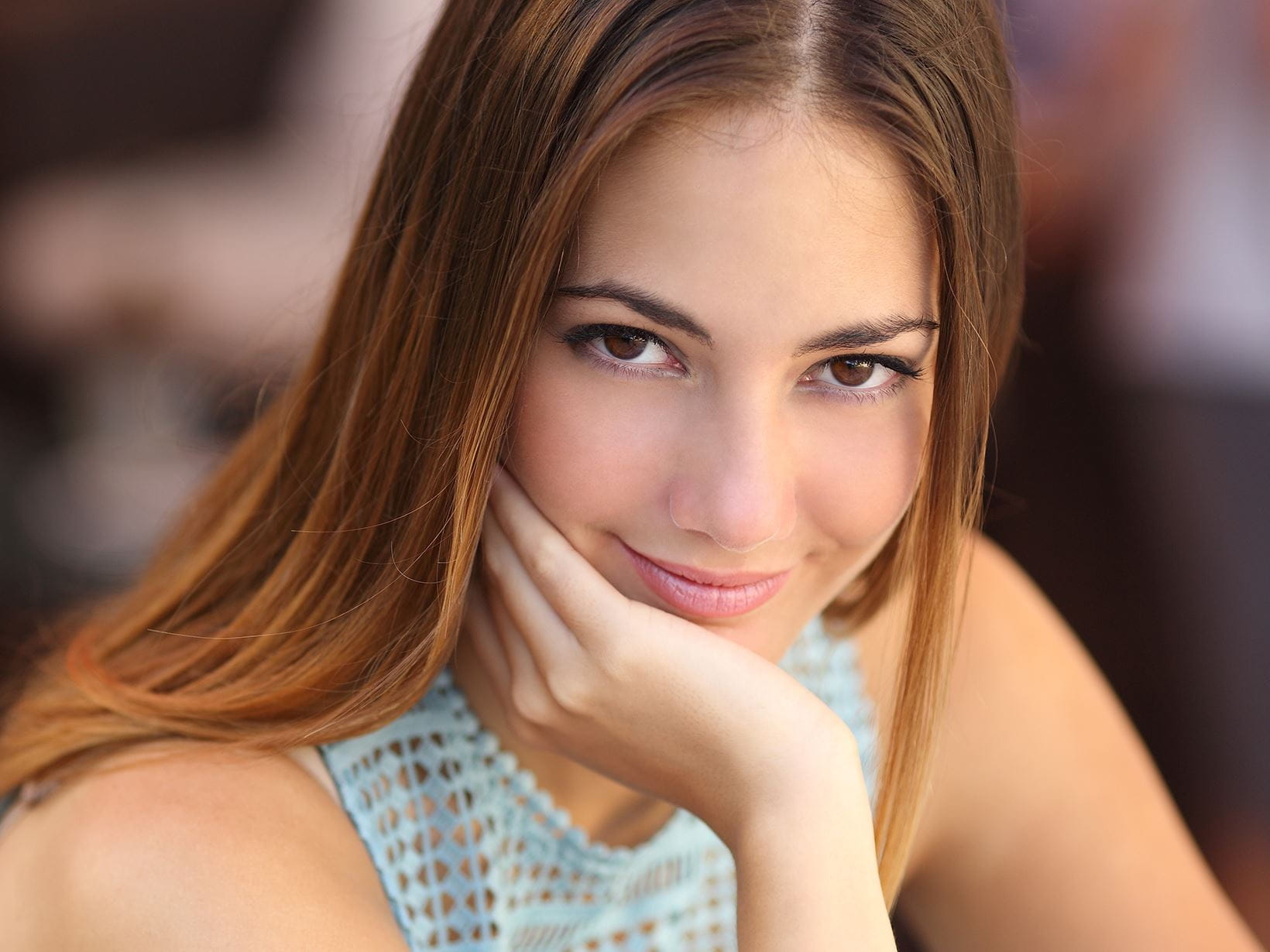 smiling-woman-resting-head-on-her-palm