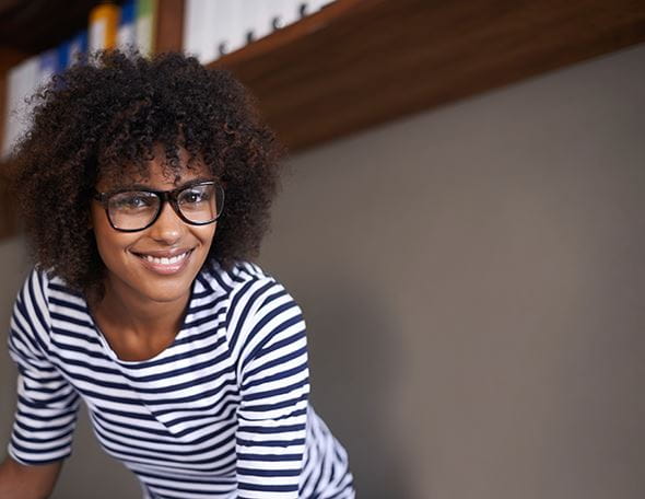 mulher com pele do rosto hidratante