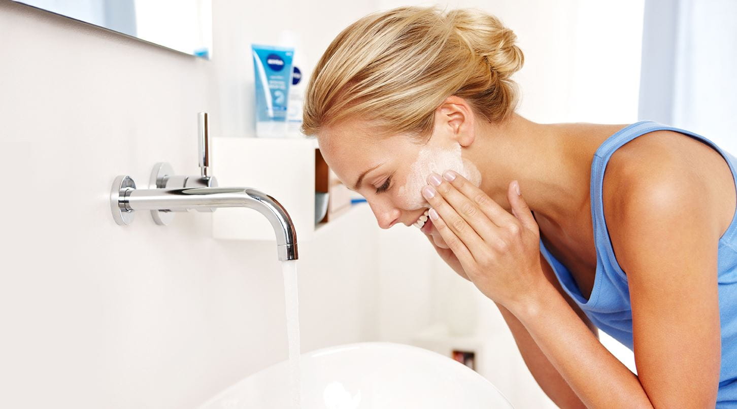 mulher a lavar o rosto