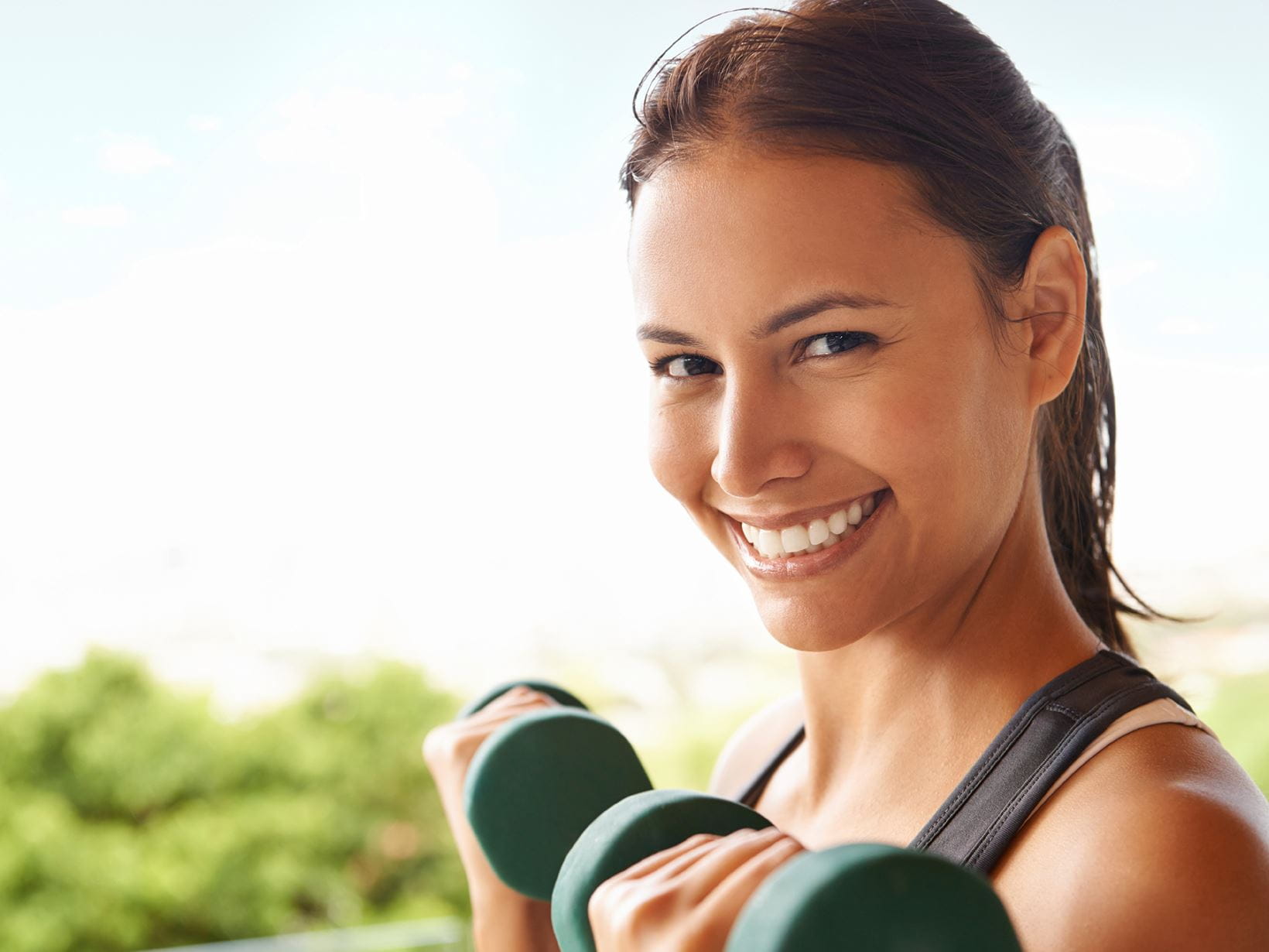 woman-lifting-weights