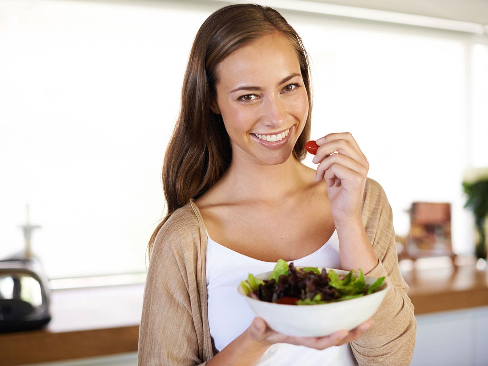 mujer-comiendo-ensalada