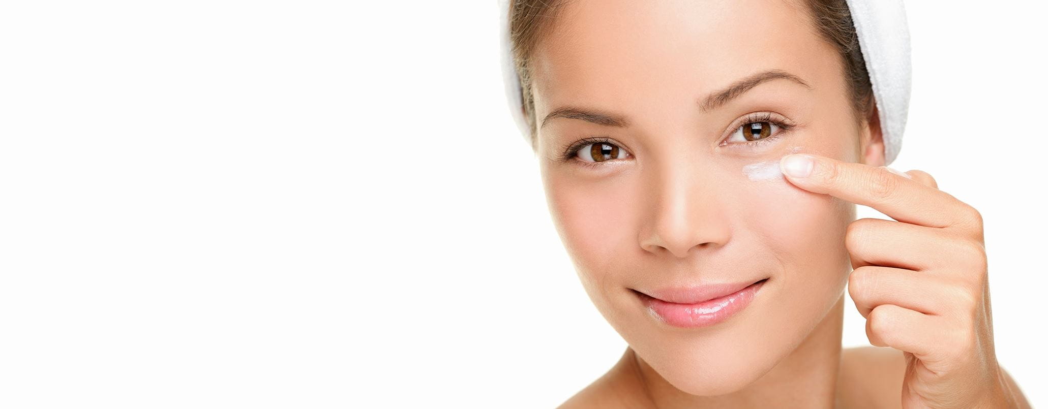 Vrouw smeert crème onder de ogen