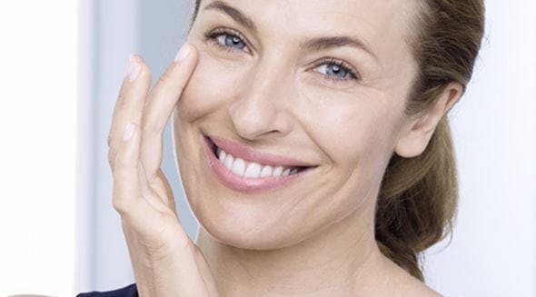 Femme souriante touche ses goues