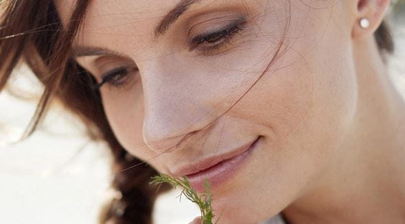 Mulher com pele relaxada e bonita