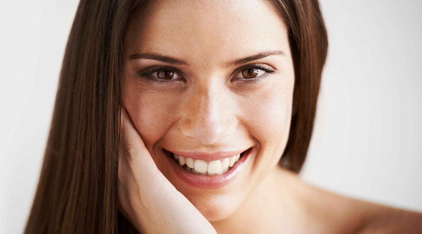 mulher com sardas e cabelo liso