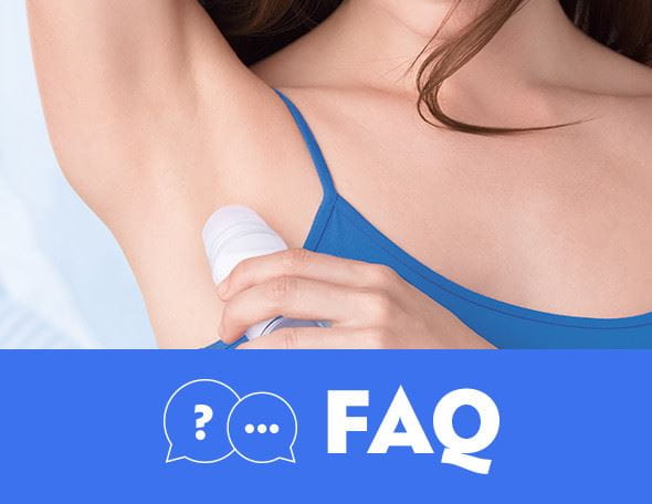 Femme avec chapeau en paille cheveux bouclés