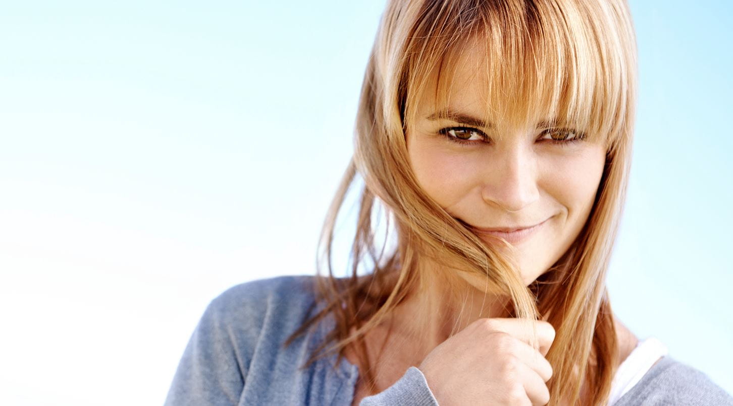 Femme avec frange cheuveux lisse
