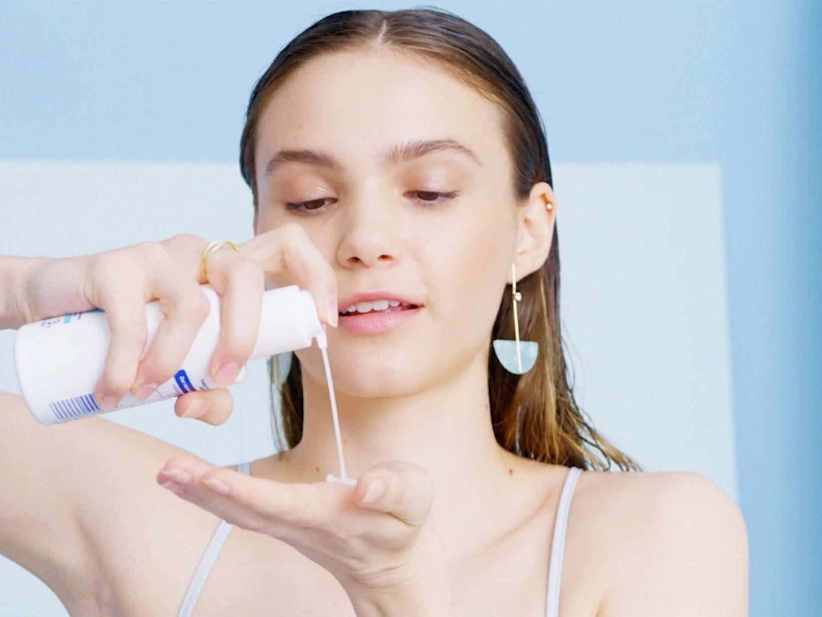 dívka-si-nanáší-produkt-na-vlasy