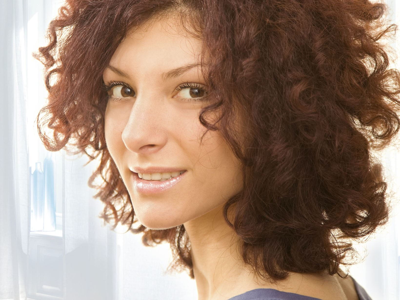 Donna con capelli corti riccissimi