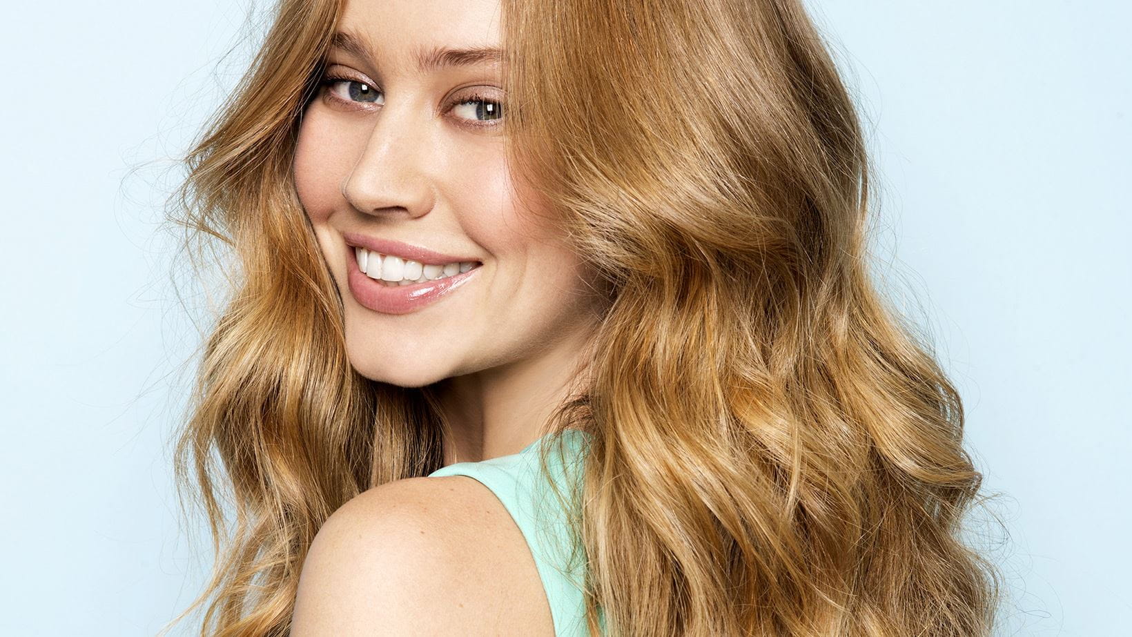 Donna con capelli ricci lunghi