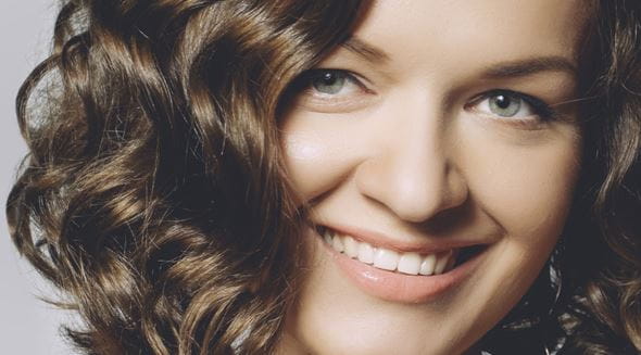 Femme avec boucles parfaites