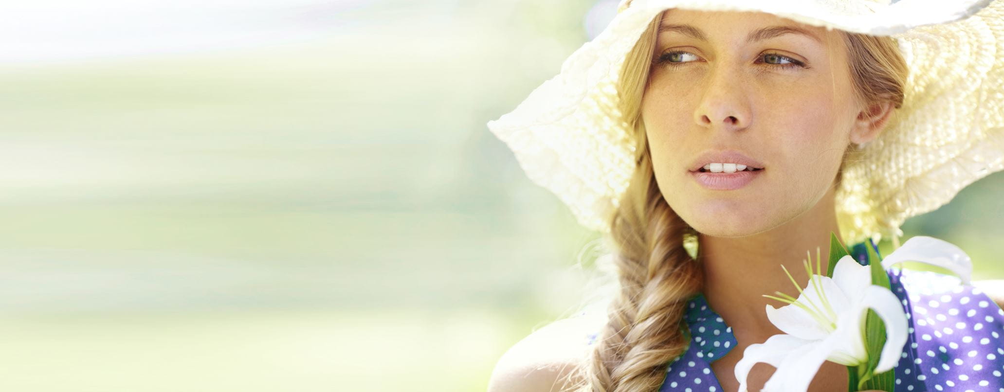 Femme aux tresse de poisson avec chapeau