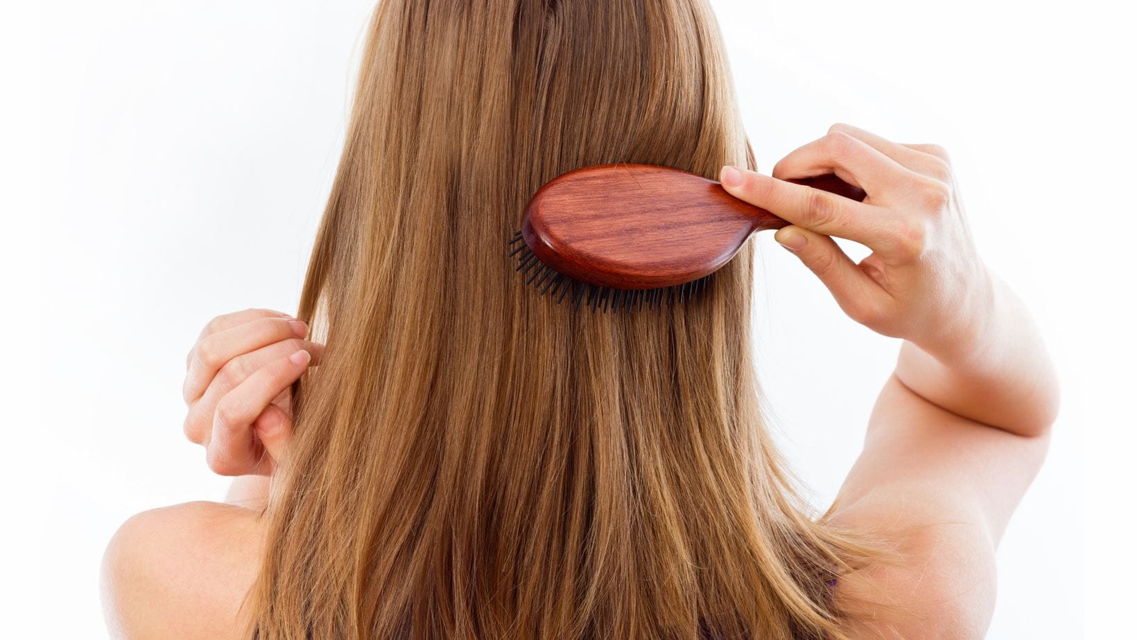 Mujer se cepilla el pelo. NIVEA