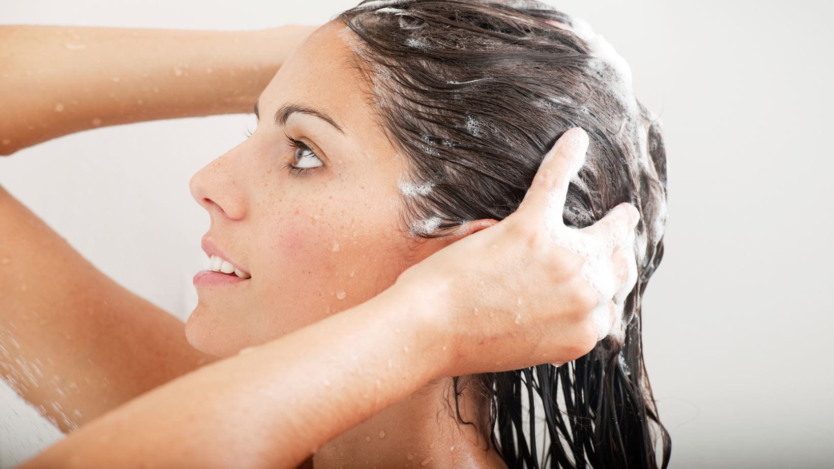 Mujer lavándose el pelo. NIVEA