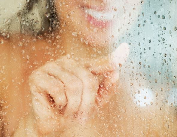 mujer-detras-puerta-cristal-de-la-ducha-thumbnail