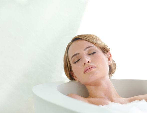 mulher deitada na banheira