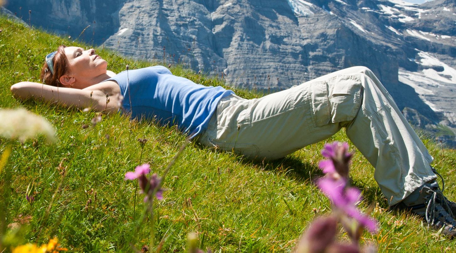 Femme couché dans un champs de fleurs