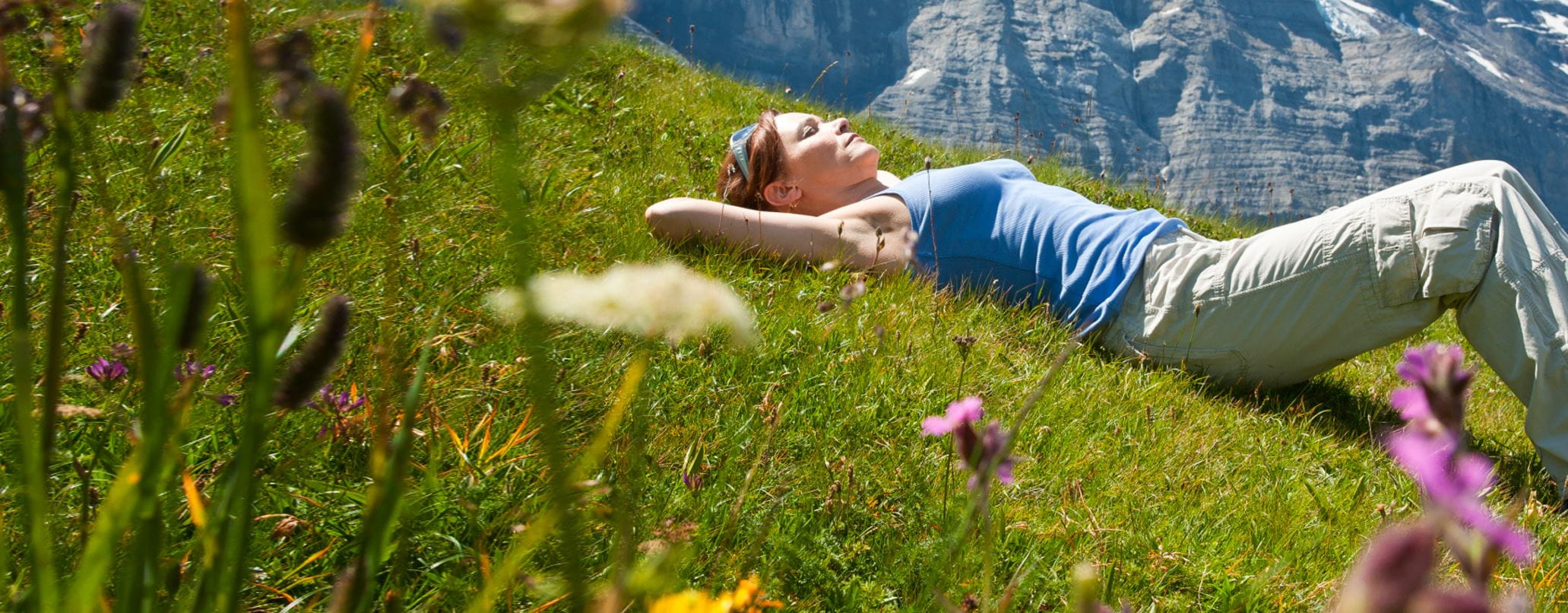Femme couché dans un champs de fleurs