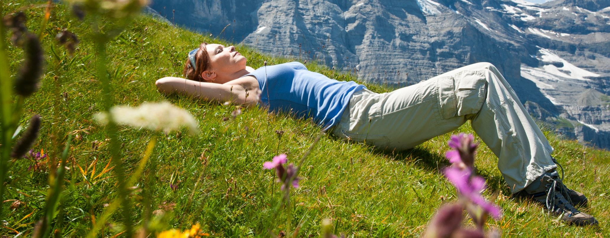 mulher deitada no prado