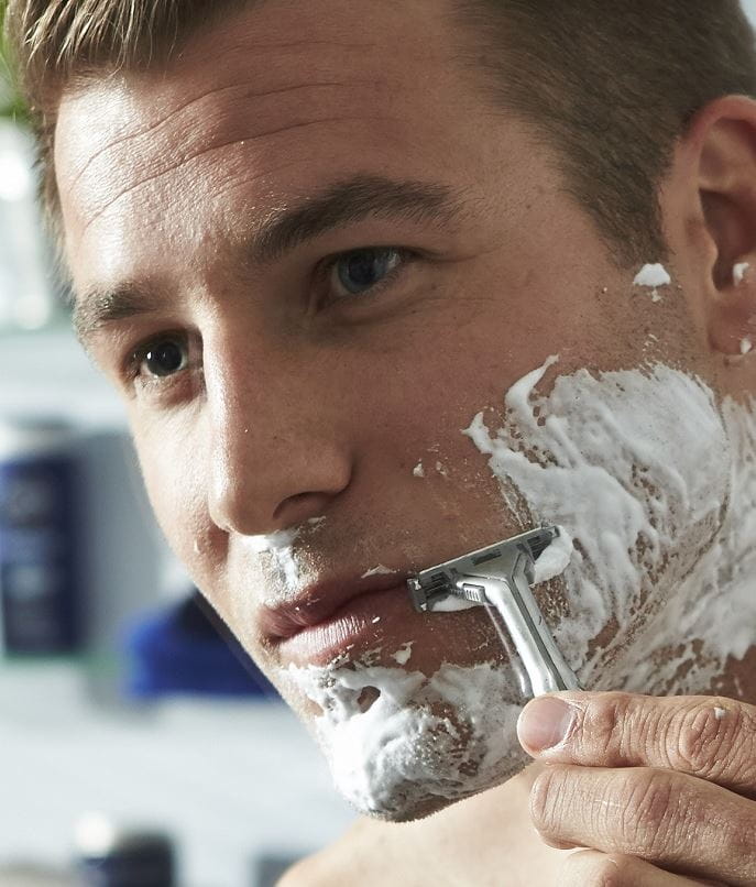 homem a fazer a barba