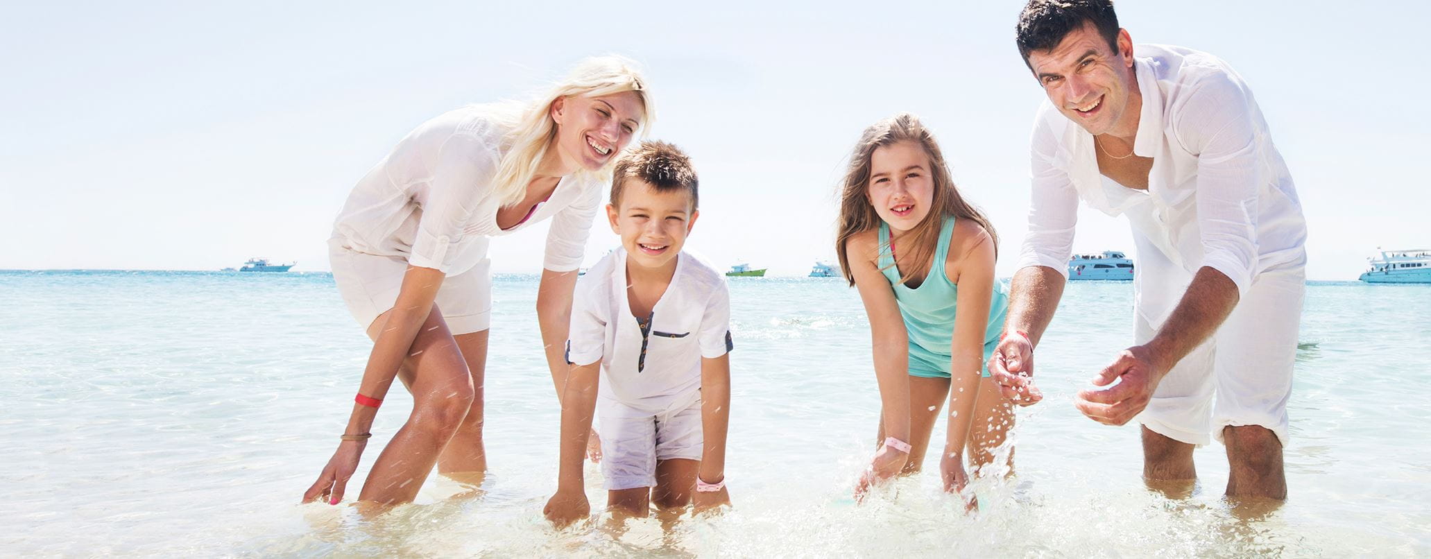 Familie spelen in het water