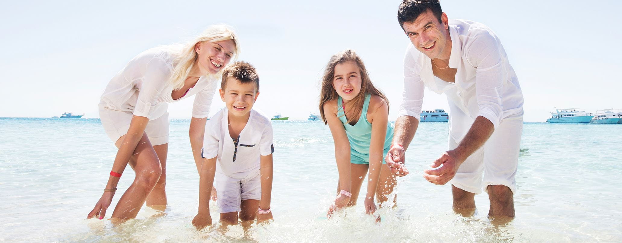 família a brincar no mar