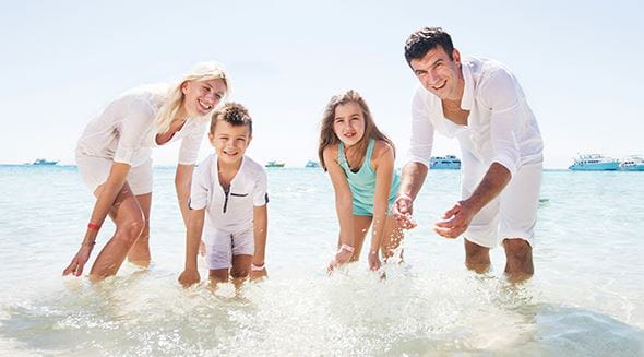 família a brincar no mar