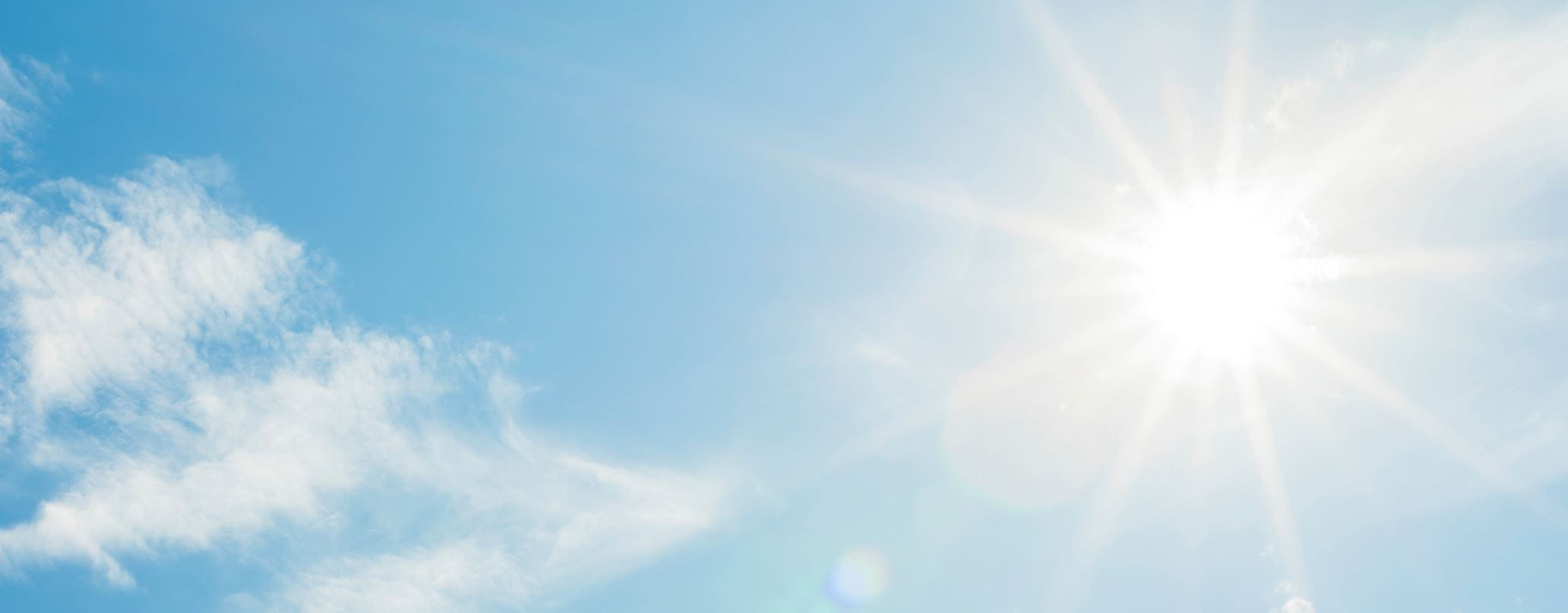 sol a brilhar no céu azul