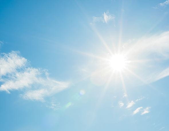 sol a brilhar no céu azul