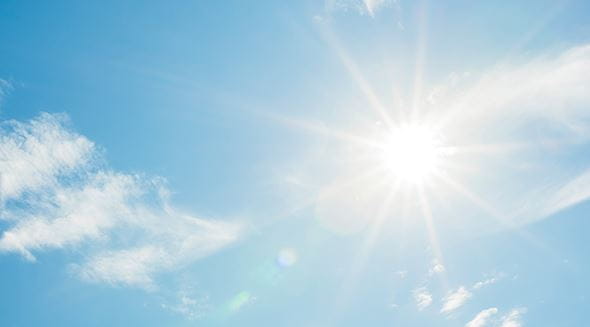 sol a brilhar no céu azul