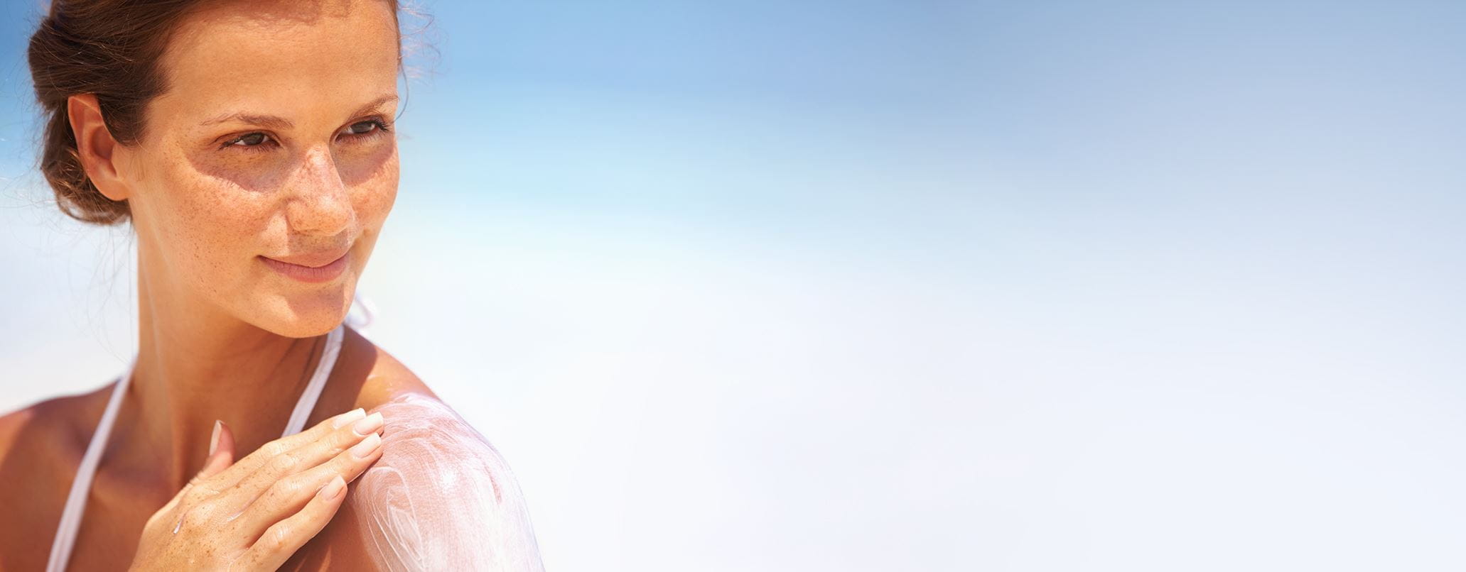 Vrouw smeert zonnecreme