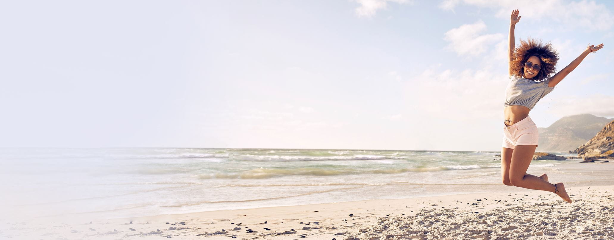 Vrouw springt op het strand