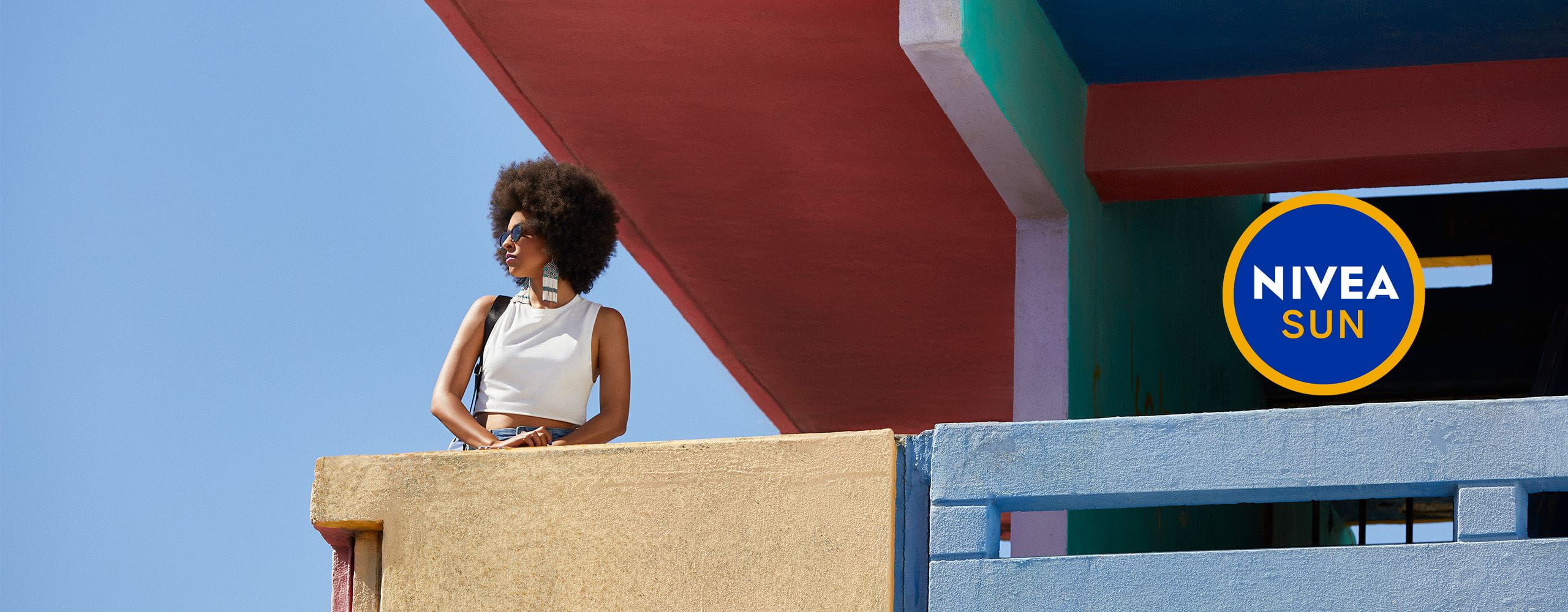 mulher a apanhar sol na varanda