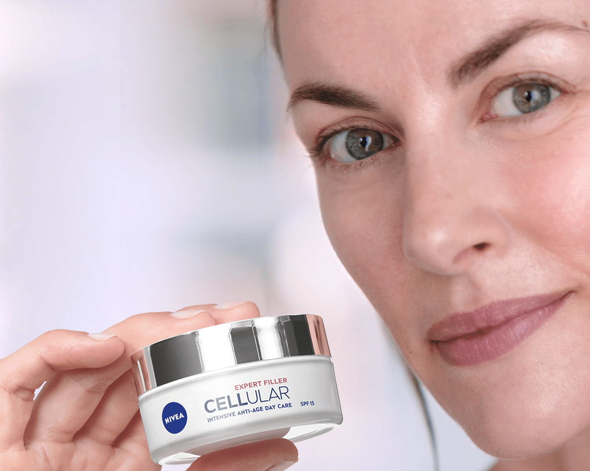 Žena si aplikuje Nivea krém proti vráskam