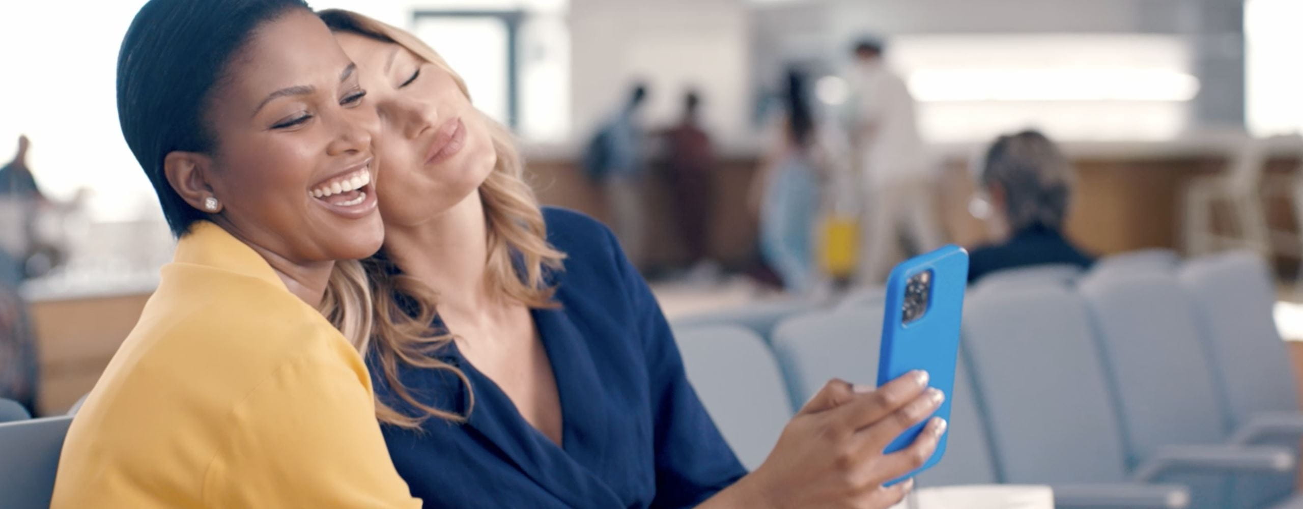 Kuvassa kaksi naista, jotka esittelevät NIVEAn Q10-koentsyymin asteittaista vaikutusta.