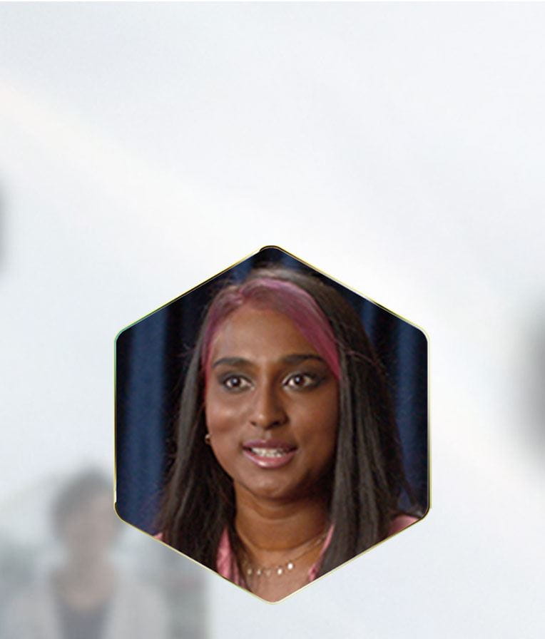 mulher com manchas de acne no rosto